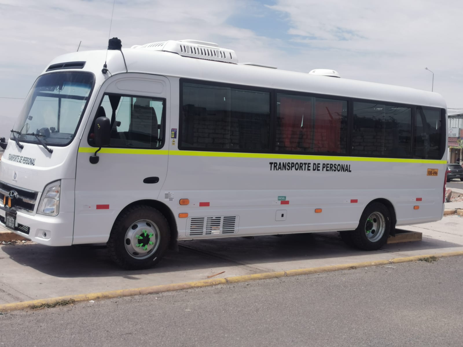 Hyundai County blanco para transporte de personal